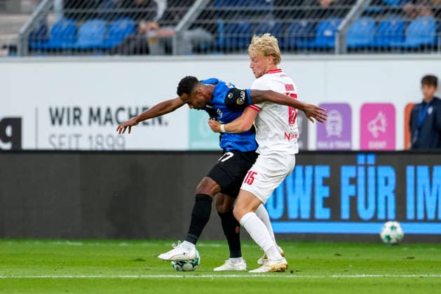 v li Noah Sarenren Bazee SV Waldhof, 37, Ben Hüning Essen, 15, tackle, game scene, duel, tackle, tackling, dynamic, action, 09 16 2026, Mannheim, Germany, soccer, 3rd Division, SV Waldhof Mannheim vs. Rot-Weiss Essen, DFB and DFL regulations prohibit any use of photographs as image sequences and or quasi-video xozx