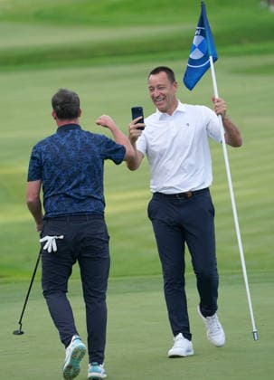 Golf - DP World Tour (European Tour) ˜Rolex Series™ - 2026 BMW PGA, Golf Herren Championship - Celebrity Pro-Am Round - West Course, Wentworth Club - Wednesday 16th September 2026 John Terry videos Robbie Fowler sinking a putt on the 18th 