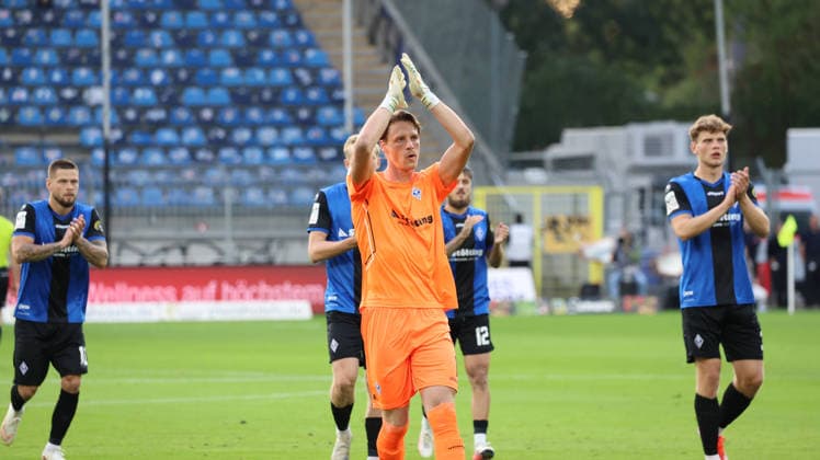 September 16, 2026, xrekx, Soccer 3rd Division, SV Waldhof Mannheim vs. Rot-Weiss Essen, left: Thijmen Nijhuis. SV Waldhof Mannheim thanks the fans; the player thanks the fans for their support. Mannheim