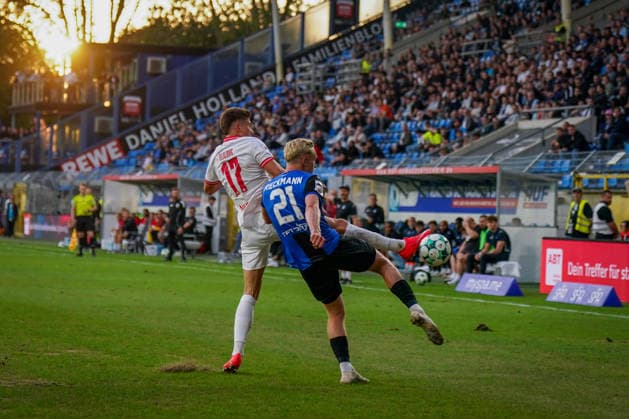 Germany Soccer 3rd Division 2026–2027, Matchday 6: SV Waldhof Mannheim vs. Rot-Weiss Essen at Carl Benz Stadium, Mannheim; Semir Telalovic (Rot-Weiss Essen), 17 Julian Rieckmann Copyright: xJOERANxSTEINSIEKx