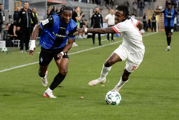 September 16, 2026, xhettx, Soccer 3rd Division, SV Waldhof Mannheim vs. Rot-Weiss Essen; from left: Owono Keumo (SV Waldhof Mannheim), 17 past Franci Bouebari Kitsamoutsele (Rot-Weiss Essen), 19