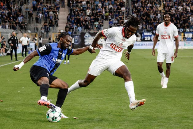 September 16, 2026, xhettx, Soccer 3rd Division, SV Waldhof Mannheim vs. Rot Weiss Essen; from left: Owono Keumo (SV Waldhof Mannheim), 17 in a tackle with Franci Bouebari Kitsamoutsele (Rot Weiss Essen), 19