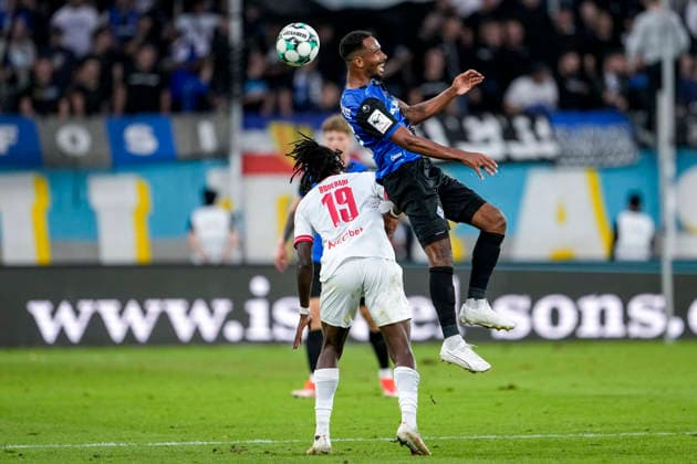 v li Franci Bouebari Essen, 19, Noah Sarenren Bazee SV Waldhof, 37, tackle, game scene, duel, tackle, tackling, dynamics, action, 09 16 2026, Mannheim, Germany, soccer, 3rd Division, SV Waldhof Mannheim vs. Rot-Weiss Essen, DFB and DFL regulations prohibit any use of photographs as image sequences and or quasi-video xozx