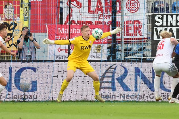 September 16, 2026, xrekx, Soccer 3rd Division, SV Waldhof Mannheim vs. Rot-Weiss Essen, from left: Jakob Karl Gerhard Golz, Rot-Weiss Essen, Mannheim