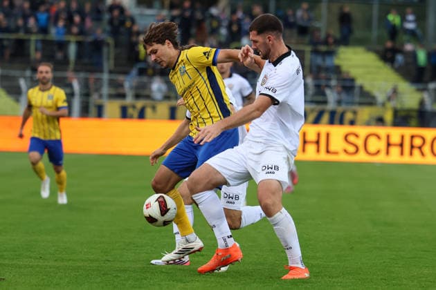 Germany Regional League Northeast 2026–2027, Matchday 9, 1 FC Lokomotive Leipzig vs. BFC Dynamo, Bruno Plache Stadium, Leipzig: A tackle between Simon Schierack (1 FC Lokomotive Leipzig, No. 6) and Viktor Mitfaraj (BFC Dynamo, No. 5) Copyright: xx