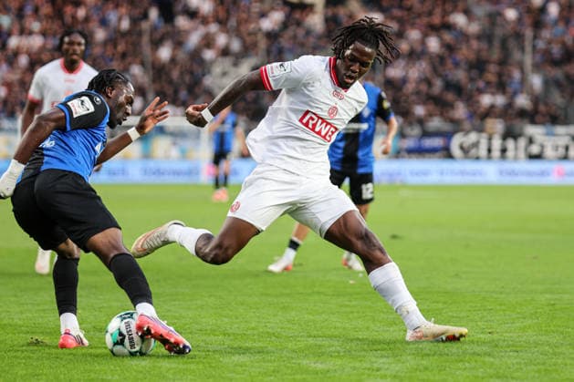 Darnell Kumo of SV Waldhof Mannheim, 17, and Franci Bouebari of Rot Weiss Essen, 19; SV Waldhof Mannheim vs. Rot Weiss Essen on September 16, 2026, in Mannheim at Carl Benz Stadium. Photo by Alfio Marino Copyright: