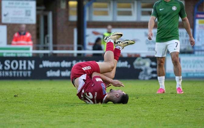 Photo: Milad NEJAD of Norderstedt lies on the ground, disappointed after conceding two goals. Regionalliga Nord soccer, Matchday 9 on Wed, Sept. 16, 2026: Eintracht Norderstedt vs. HSC Hannover