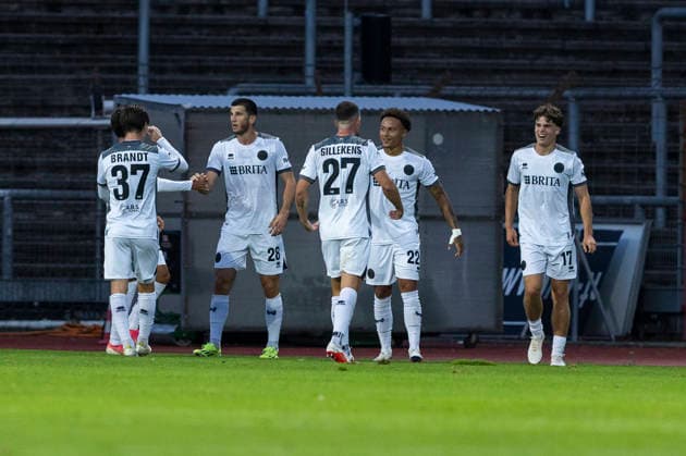 3rd League, Fortuna Cologne vs. SV Wehen Wiesbaden, September 16, 2026. Celebrations after Moritz Flotho’s second goal of the game for SV Wehen Wiesbaden, 28. 3rd League, Fortuna Cologne vs. SV Wehen Wiesbaden, Matchday 6, September 16, 2026, Südstadion, Cologne DFB regulations prohibit any use of photographs as image sequences and or quasi-video Copyright: xBEAUTIFULxSPORTS Meuselx
