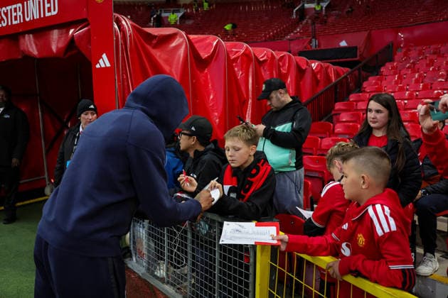 Carabao Cup round 3 Manchester United, ManU v Brighton & Hove Albion Georginio Rutter of Brighton & Hove Albion signs autographs for young fans during the Carabao Cup round 3 match Manchester United vs Brighton & Hove Albion at Old Trafford, Manchester, United Kingdom on 16 September 2026 (Photo by Mark Cosgrove News Images) Manchester Old Trafford Greater Manchester United Kingdom Copyright: xMarkxCosgrove NewsxImagesx