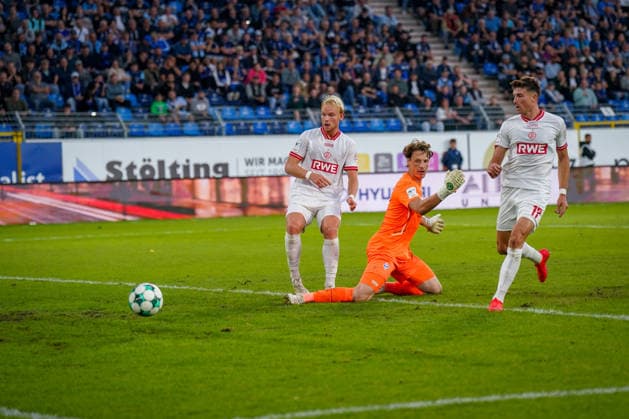 German Soccer 3rd Division 2026–2027, Matchday 6: SV Waldhof Mannheim vs. Rot-Weiss Essen at Carl Benz Stadium in Mannheim. Semir Telalovic of Rot-Weiss Essen, No. 17, passes the ball past Rui Mota, the Waldhof Mannheim coach, but it goes just wide of the goal. Copyright: xJOERANxSTEINSIEKx
