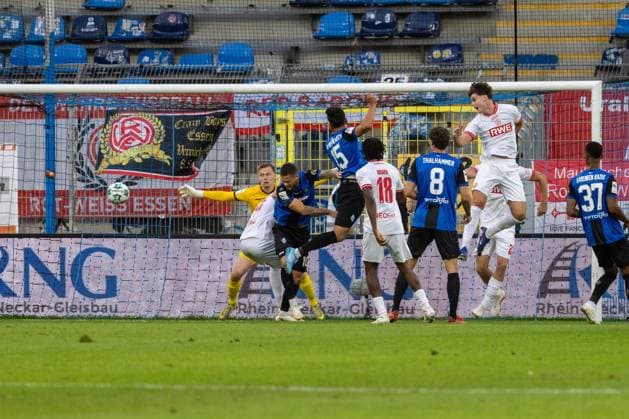 Soccer 3rd Division, 2026–27 Season, Matchday 6: Waldhof Mannheim vs. Rot Weiss Essen - Good scoring chance for Waldhof off a free kick Copyright: xUdoxHerrmannx