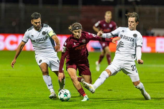 3rd Division, Fortuna Cologne vs. SV Wehen Wiesbaden, September 16, 2026; Bennit Bröger (Fortuna Cologne, 38) between Tarik Gözüsirin (SV Wehen Wiesbaden, 11) and Max Brandt (SV Wehen Wiesbaden, 37); 3rd Division, Fortuna Cologne vs. SV Wehen Wiesbaden, Matchday 6, on September 16, 2026, Südstadion, Cologne. DFB regulations prohibit any use of photographs as image sequences and or quasi-video. Copyright: xBEAUTIFULxSPORTS Meuselx