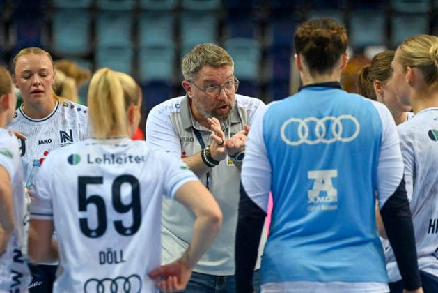 Thomas Zeitz of SU Neckarsulm, the coach, speaks to his team during a timeout (GER), VfL Oldenburg vs. SU Neckarsulm, ALSCO Women s Handball Bundesliga, Matchday 4, 2026–2027 season, September 16, 2026, VfL Oldenburg vs. SU Neckarsulm, ALSCO Women’s Handball Bundesliga, Matchday 4, 2026–2027 season, September 16, 2026, Oldenburg Copyright: xEibner-Pressefoto RobertxGertzenx EP_RGN