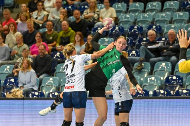 Toni Reinemann, VfL Oldenburg, No. 04, in action against Sina Ehmann, SU Neckarsulm, No. 27, GER; VfL Oldenburg vs. SU Neckarsulm, ALSCO Women s Handball Bundesliga, Matchday 4, 2026–2027 Season, September 16, 2026, VfL Oldenburg vs. SU Neckarsulm, ALSCO Women’s Handball Bundesliga, Matchday 4, 2026–2027 season, September 16, 2026, Oldenburg Copyright: xEibner-Pressefoto RobertxGertzenx EP_RGN