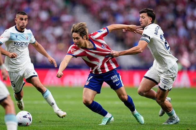 September 16, 2026, Madrid, Madrid, Spain: Kang-in Lee of Atletico de Madrid and Abel Bretones of CA Osasuna in action during the Spanish League, LaLiga EA Sports, football match played between Atletico de Madrid and CA Osasuna at Riyadh Air Metropolitano stadium on September 16, 2026, in Madrid, Spain. Madrid Spain - ZUMAa181 20260916_zaa_a181_037 Copyright: xOscarxJ.xBarrosox