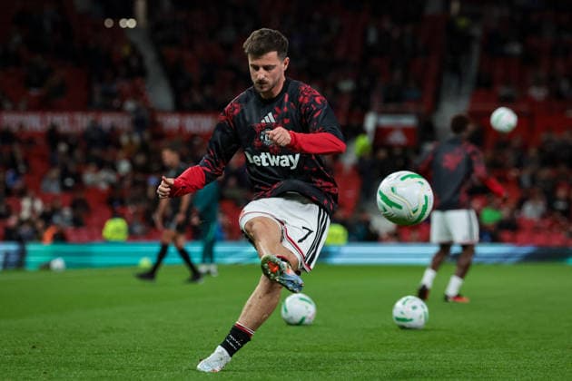 Carabao Cup round 3 Manchester United, ManU v Brighton & Hove Albion Mason Mount of Manchester United in the pregame warmup session during the Carabao Cup round 3 match Manchester United vs Brighton & Hove Albion at Old Trafford, Manchester, United Kingdom on 16 September 2026 (Photo by Mark Cosgrove News Images) Manchester Old Trafford Greater Manchester United Kingdom Copyright: xMarkxCosgrove NewsxImagesx