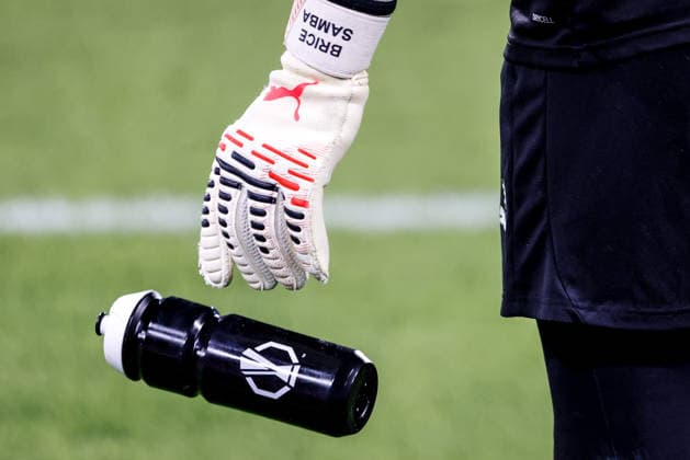 SOCCER - UEFA EL, Sturm vs Rennais GRAZ,AUSTRIA,16.SEP.26 - SOCCER - UEFA Europa League, Sturm Graz vs Stade Rennais FC. Image shows a feature of drink bottle.  GEPAxpictures xJamesxDoak