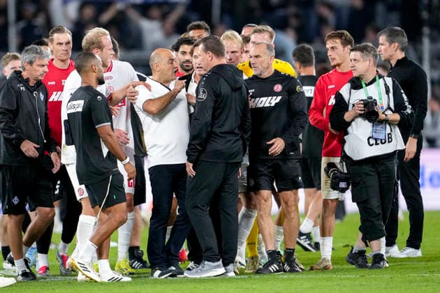 From left: Rui Mota, head coach, SV Waldhof, and Uwe Koschinat, head coach, Essen, after the final whistle, talking, discussion on the field, action, game scene, is angry, calling out, shouting, screaming, disappointed by the loss, disappointment after the final whistle, highlight, loser, lost, frustration, disappointed, pessimistic, September 16, 2026, Mannheim, Germany, soccer, 3rd Division, SV Waldhof Mannheim vs. Rot-Weiss Essen, DFB and DFL regulations prohibit any use of photographs as image sequences and or quasi-video xozx