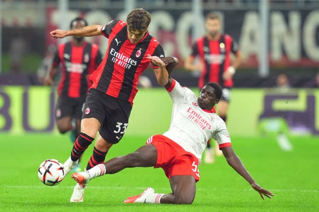 AC Milan s Davide Bartesaghi fights for the ball with Benfica s Daniel Banjaqui during the Europa League soccer match between Ac Milan and Benfica at San Siro Stadium in Milan , Italy - September 16 , 2026. - Soccer  Copyright: xSpada LaPressex