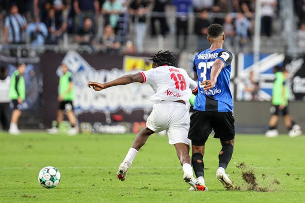 Dickson Abiama, Rot-Weiss Essen, 18, and Noah Sarenren Bazee, SV Waldhof Mannheim, 37; SV Waldhof Mannheim vs. Rot-Weiss Essen on September 16, 2026, in Mannheim, Carl Benz Stadium; Photo by Alfio Marino Copyright: