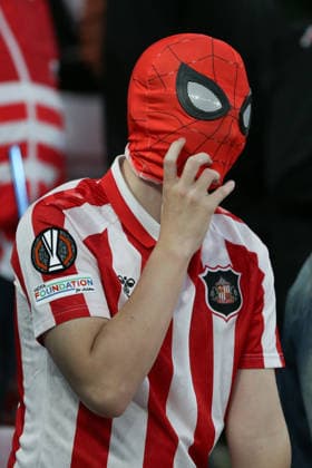 Sunderland AFC v AZ Alkmaar - UEFA Europa League 2026 27 League Phase MD1 A Sunderland fan wears a Spiderman mask with a Europa League badge on his sleeve during the UEFA Europa League, League Stage match between Sunderland and AZ Alkmaar at the Stadium of Light in Sunderland, on September 16, 2026. Sunderland Tyne and Wear United Kingdom  Copyright: xMIxNewsx originalFilename:fletcher-sunderla260916_npBwR.jpg