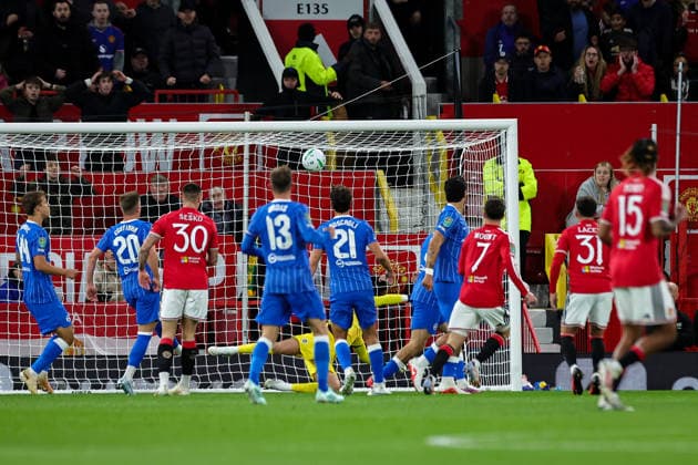 Manchester United, ManU v Brighton & Hove Albion - Carabao Cup Third Round Mason Mount of Manchester United scores to make it 2-0 during the Carabao Cup round 3 match against Brighton & Hove Albion at Old Trafford in Manchester, United Kingdom, on September 16, 2026. Manchester Greater Manchester United Kingdom  Copyright: xNewsxImagesx originalFilename:cosgrove-carabaoc260916_npgOs.jpg