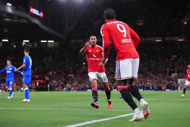 Fußball: Carabao Cup, 3. Runde – Manchester United gegen Tottenham Hotspur, 16. September 2026; Carabao Cup, 3. Runde – Manchester United gegen Brighton Hove Albion: Youri Tielemans von Manchester United gratuliert Marcus Rashford von Manchester United zu seiner Vorlage zum zweiten Tor. Foto: Simon Stacpoole Offside Manchester, Großbritannien  Copyright: xSimonxStacpoolexOffside