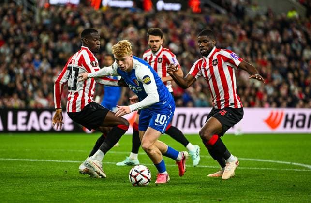 Kees Smit of AZ Alkmaar turns Nordi Mukiele and Kevin Danso of Sunderland to create a scoring chance Sunderland v AZ Alkmaar, UEFA Europa League, Football, Stadium of Light, UK - 16 Sep 2026Sunderland Stadium of Light United Kingdom  Copyright: xGreigxCowie Shutterstockx 17154373bb