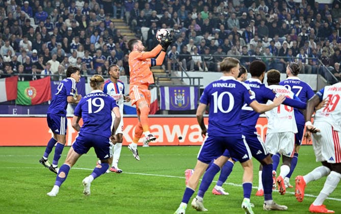 RSC Anderlecht v Olympique Lyon - UEFA Europa League BRUSSELS, BELGIUM - SEPTEMBER 16: Anderlecht goalkeeper Colin Coosemans battles with opponents during the UEFA Europa League match between RSC Anderlecht and Olympique Lyon at Lotto Park Stadium in Brussels, Belgium, on September 16, 2026. Dursun Aydemir Anadolu Brussels Hoofdstedelijk Gewest Belgium. Editorial use only. Please get in touch for any other usage.  Copyright: x2026xAnadoluxDursunxAydemirx