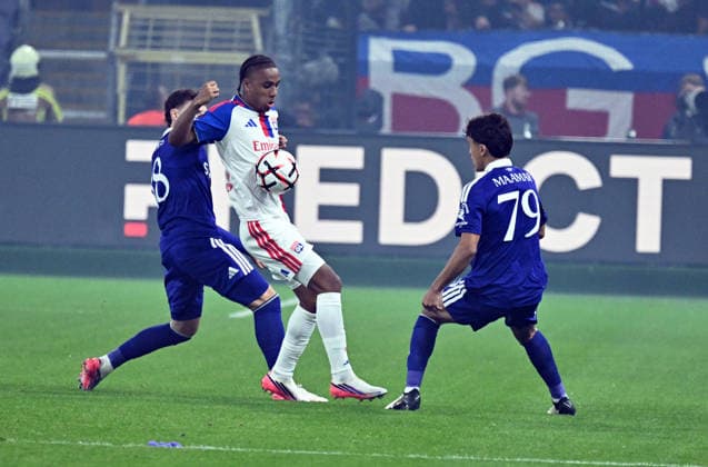 RSC Anderlecht v Olympique Lyon - UEFA Europa League BRUSSELS, BELGIUM - SEPTEMBER 16: Anderlecht s Ali Maamar (79) battles with opponents during the UEFA Europa League match between RSC Anderlecht and Olympique Lyon at Lotto Park Stadium in Brussels, Belgium, on September 16, 2026. Dursun Aydemir Anadolu Brussels Hoofdstedelijk Gewest Belgium. Editorial use only. Please get in touch for any other usage.  Copyright: x2026xAnadoluxDursunxAydemirx