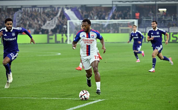 RSC Anderlecht v Olympique Lyon - UEFA Europa League BRUSSELS, BELGIUM - SEPTEMBER 16: Anderlecht s Andrew Omobamidele (12) battles for the ball with Olympique Lyon s Lois Openda (17) during the UEFA Europa League match between RSC Anderlecht and Olympique Lyon at Lotto Park Stadium in Brussels, Belgium, on September 16, 2026. Dursun Aydemir Anadolu Brussels Hoofdstedelijk Gewest Belgium. Editorial use only. Please get in touch for any other usage.  Copyright: x2026xAnadoluxDursunxAydemirx