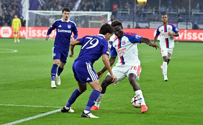 RSC Anderlecht v Olympique Lyon - UEFA Europa League BRUSSELS, BELGIUM - SEPTEMBER 16: Anderlecht s Ali Maamar (79) battles for the ball with Olympique Lyon s Mohamed Ouedraogo (76) during the UEFA Europa League match between RSC Anderlecht and Olympique Lyon at Lotto Park Stadium in Brussels, Belgium, on September 16, 2026. Dursun Aydemir Anadolu Brussels Hoofdstedelijk Gewest Belgium. Editorial use only. Please get in touch for any other usage.  Copyright: x2026xAnadoluxDursunxAydemirx