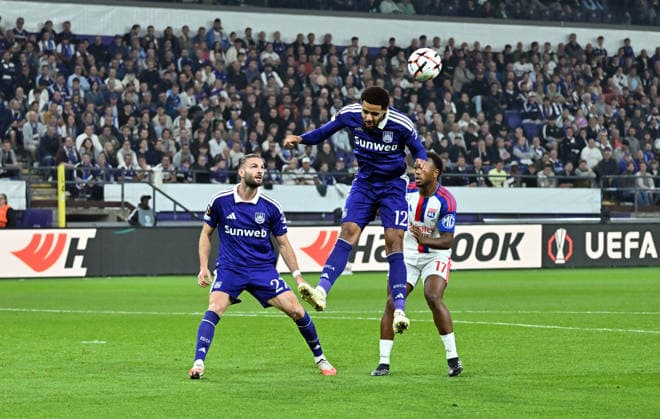 RSC Anderlecht v Olympique Lyon - UEFA Europa League BRUSSELS, BELGIUM - SEPTEMBER 16: Anderlecht s Andrew Omobamidele (12) battles with opponents during the UEFA Europa League match between RSC Anderlecht and Olympique Lyon at Lotto Park Stadium in Brussels, Belgium, on September 16, 2026. Dursun Aydemir Anadolu Brussels Hoofdstedelijk Gewest Belgium. Editorial use only. Please get in touch for any other usage.  Copyright: x2026xAnadoluxDursunxAydemirx