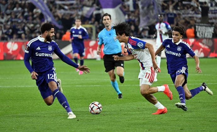RSC Anderlecht v Olympique Lyon - UEFA Europa League BRUSSELS, BELGIUM - SEPTEMBER 16: Anderlecht s Andrew Omobamidele (12) battles for the ball with Olympique Lyon s Keito Nakamura (11) during the UEFA Europa League match between RSC Anderlecht and Olympique Lyon at Lotto Park Stadium in Brussels, Belgium, on September 16, 2026. Dursun Aydemir Anadolu Brussels Hoofdstedelijk Gewest Belgium. Editorial use only. Please get in touch for any other usage.  Copyright: x2026xAnadoluxDursunxAydemirx