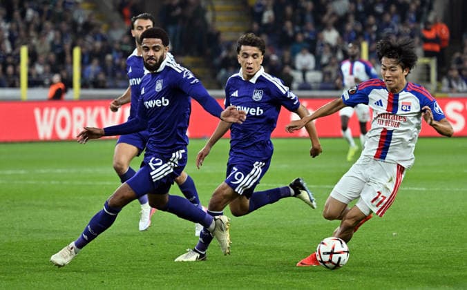 RSC Anderlecht v Olympique Lyon - UEFA Europa League BRUSSELS, BELGIUM - SEPTEMBER 16: Anderlecht s Andrew Omobamidele (12) battles for the ball with Olympique Lyon s Keito Nakamura (11) during the UEFA Europa League match between RSC Anderlecht and Olympique Lyon at Lotto Park Stadium in Brussels, Belgium, on September 16, 2026. Dursun Aydemir Anadolu Brussels Hoofdstedelijk Gewest Belgium. Editorial use only. Please get in touch for any other usage.  Copyright: x2026xAnadoluxDursunxAydemirx