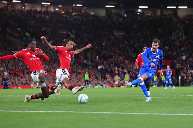 Fußball: Carabao Cup, 3. Runde – Manchester United gegen Tottenham Hotspur, 16. September 2026; Carabao Cup, 3. Runde – Manchester United gegen Brighton Hove Albion; Pascal Gross von Brighton Hove Albion erzielt das zweite Tor; Foto: Simon Stacpoole; Abseits; Manchester, Großbritannien  Copyright: xSimonxStacpoolexOffside