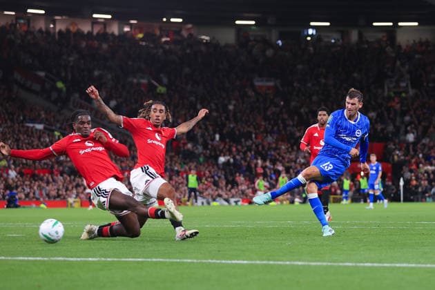 Fußball: Carabao Cup, 3. Runde – Manchester United gegen Tottenham Hotspur, 16. September 2026; Carabao Cup, 3. Runde – Manchester United gegen Brighton Hove Albion: Pascal Gross von Brighton Hove Albion erzielt das zweite Tor seines Teams. Foto: Simon Stacpoole. Abseits. Manchester, Großbritannien  Copyright: xSimonxStacpoolexOffside