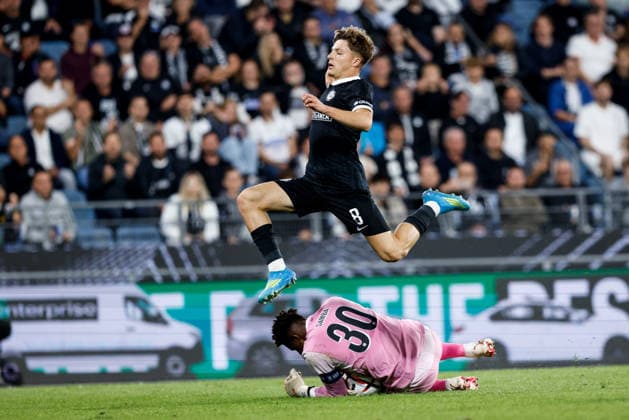 Sport Bilder des Tages #2 SOCCER - UEFA EL, Sturm vs Rennais GRAZ,AUSTRIA,16.SEP.26 - SOCCER - UEFA Europa League, Sturm Graz vs Stade Rennais FC. Image shows Filip Rozga (Sturm) and Brice Samba (Rennais).  GEPAxpictures xJamesxDoak