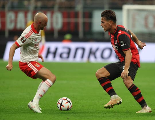 IPA88611776 - Fredrik Aursnes of SL Benfica and Ardon Jashari of AC Milan during the UEFA Europa League soccer match between AC Milan and SL Benfica in the 2026–27 season, held on September 16, 2026, at the Giuseppe Meazza Stadium, San Siro, Milan, Italy. Photo by Nderim KACELI  Copyright: xNderimxKaceli IPAxSportx xx IPA88611776