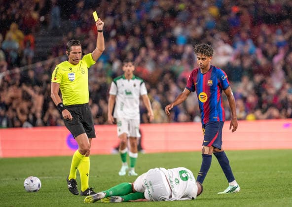 ESP LaLiga EA Sports: FC Barcelona vs. Racing Santander—the referee shows a yellow card to Lamine Yamal of FC Barcelona and Inigo Sainz Maza of Racing Santander, who is on the ground, during the LaLiga EA Sports match between FC Barcelona and Racing Santander played at Spotify Camp Nou Stadium in Barcelona on September 16, 2026, in Spain. Spanish Soccer Copyright: xAgenciaxLOFx