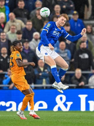 Everton v Wolverhampton Wanderers Carabao Cup Jake o Brien of Everton heads the ball during the Carabao Cup Third Round match at the Hill Dickinson Stadium, Liverpool 16 09 2026 UK Newspapers OUT Copyright: xKarlxVallantinex FIL-23952-0103