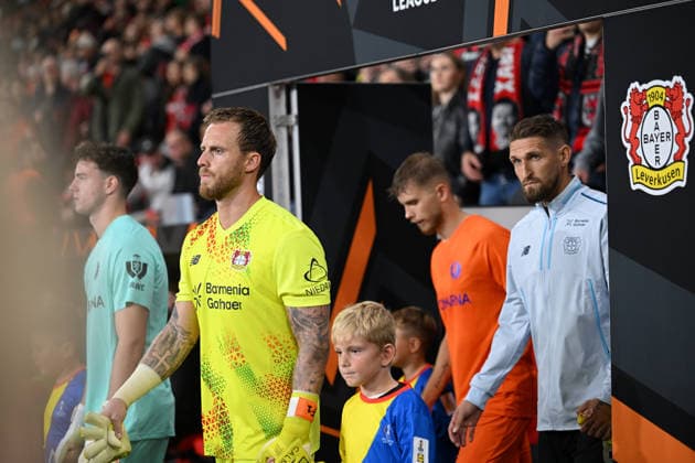 September 16, 2026, GER, Soccer, Men s, Europa League, 2026–2027 Season, Matchday 1 of the group stage, Bayer 04 Leverkusen (GER) vs. NK Celje (SVN); Mark Flekken, goalkeeper for Leverkusen (1); Robert Andrich, Leverkusen (8), with the ball girls. DFB and DFL regulations prohibit any use of photographs as image sequences and or quasi-video. Leverkusen BayArena, NRW, Germany Copyright: xNordphoto Meuterx