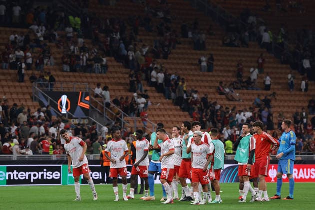 AC Milan v Benfica - UEFA Europa League - Season 2026-2027 Milan, Italy, 16th September 2026. SL Benfica players applaud their fans following the 2-0 victory in the AC Milan vs SL Benfica UEFA Europa League, League Phase match at Giuseppe Meazza, Milan. Picture credit should read: Jonathan Moscrop Milan Stadio Giuseppe Meazza Italy