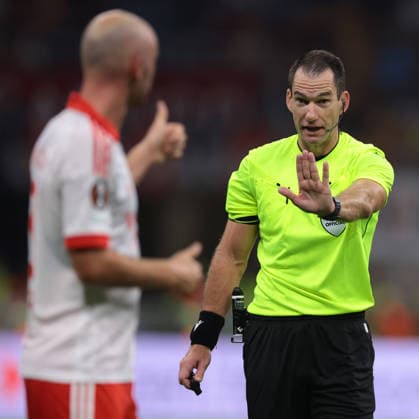 AC Milan v Benfica - UEFA Europa League - Season 2026-2027 Milan, Italy, 16th September 2026. English based Australian Referee Jarred Gillett warns Fredrik Aursnes of SL Benfica to keep his distance as he awaits confirmation of his decision to wave away penalty appeals from the hosts during the AC Milan vs SL Benfica UEFA Europa League, League Phase match at Giuseppe Meazza, Milan. Picture credit should read: Jonathan Moscrop Milan Stadio Giuseppe Meazza Italy