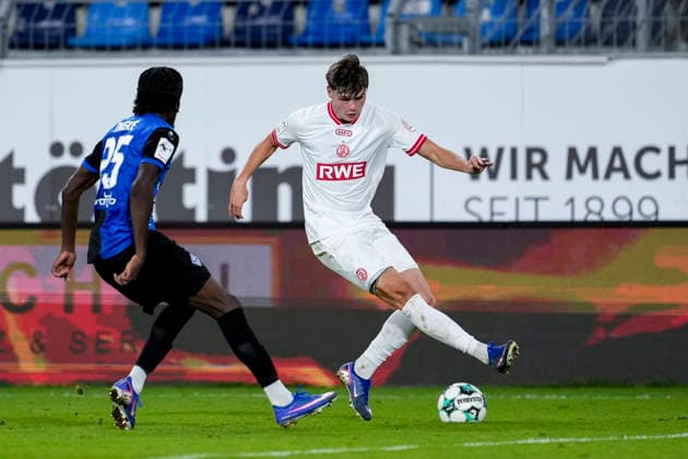 v li Favour Jidechi Okeke Jid Okeke, SV Waldhof, 25, Jaka Cuber Potocnik Essen, 9, tackle, game scene, duel, tackle, tackling, dynamic, action, 16 09 2026, Mannheim, Germany, soccer, 3rd Division, SV Waldhof Mannheim vs. Rot-Weiss Essen, DFB and DFL regulations prohibit any use of photographs as image sequences and or quasi-video xozx