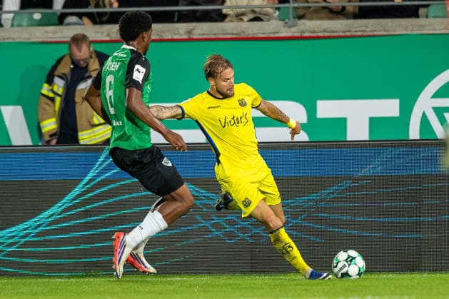 L R Wesley Adeh, SC Preussen Münster, 06, in a tackle with Siemen Voet, 1. FC Saarbrücken, 04, GER, SC Preussen Münster vs. 1 FC Saarbrücken, Soccer, 3rd Division, Matchday 6, 2026–2027 Season, September 16, 2026 DFL regulations prohibit any use of photographs as image sequences and or quasi-video GER, SC Preussen Münster vs. 1 FC Saarbrücken, soccer, 3. Liga, Matchday 6, 2026–2027 season, September 16, 2026, Münster Copyright: xEibner-Pressefoto JanxRollingerx EP_JSK