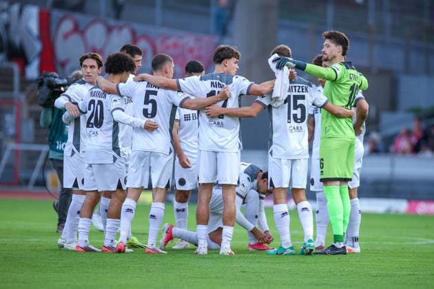 September 16, 2026, xsefx, soccer, SC Fortuna Köln vs. SV Wehen Wiesbaden, 3rd Division, Südstation, Matchday 6, 2026–2027 season; SV Wehen Wiesbaden in a team huddle before the game. DFB regulations prohibit any use of photographs as image sequences and or quasi-video. North Rhine-Westphalia, Germany