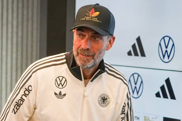 National Team Coach Jürgen Klopp arrives at the press conference for the national team’s first roster announcement wearing a cap. One of 83 million. September 17, 2026. First DFB roster announcement by National Team Coach Jürgen Klopp, DFB Campus Frankfurt