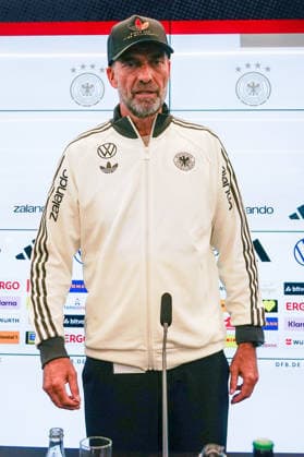 National Team Coach Jürgen Klopp arrives at the press conference for the national team’s first roster announcement wearing a cap. One of 83 million. September 17, 2026. First DFB roster announcement by National Team Coach Jürgen Klopp, DFB Campus Frankfurt