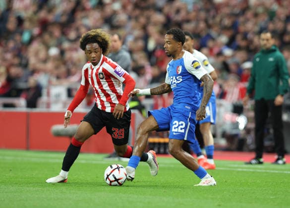 Sunderland, England, 16th September 2026. Malick Fofana (L) of Sunderland in action with Elijah Dijkstra of AZ Alkmaar during the Sunderland vs AZ Alkmaar UEFA Europa League match at the Stadium Of Light, Sunderland. Picture credit should read: Nigel Roddis Sportimage EDITORIAL USE ONLY. No use with unauthorised audio, video, data, fixture lists, club league logos or live services. Online in-match use limited to 120 images, no video emulation. No use in betting, games or single club league player publications. SPI_087_NR_SUND_AZAL SPI-5002-0087
